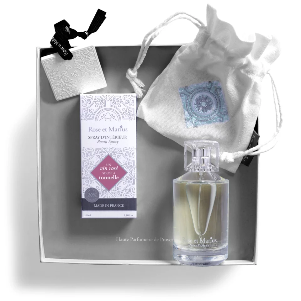 Rose et Marius Les parfums d'ambiance vaporisateurs COFFRET SPRAY D'INTÉRIEUR & CARREAU PARFUME "UN VIN ROSÉ SOUS LA TONNELLE"